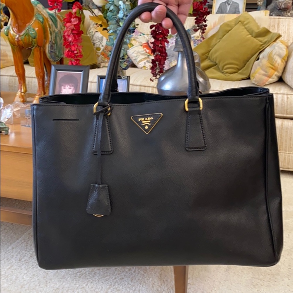 Authentic Prada Saffiano Lux tote bag in Black
